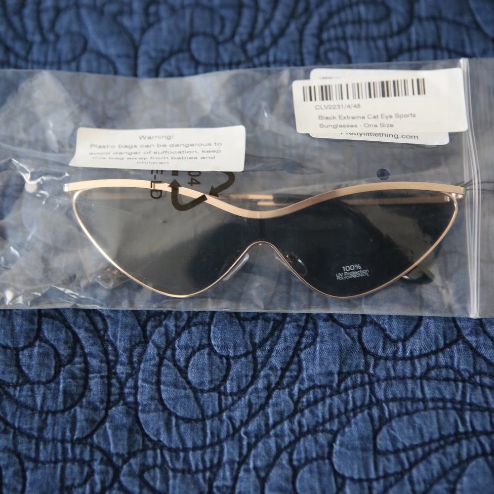 NEVER WORN FASHION SHADES